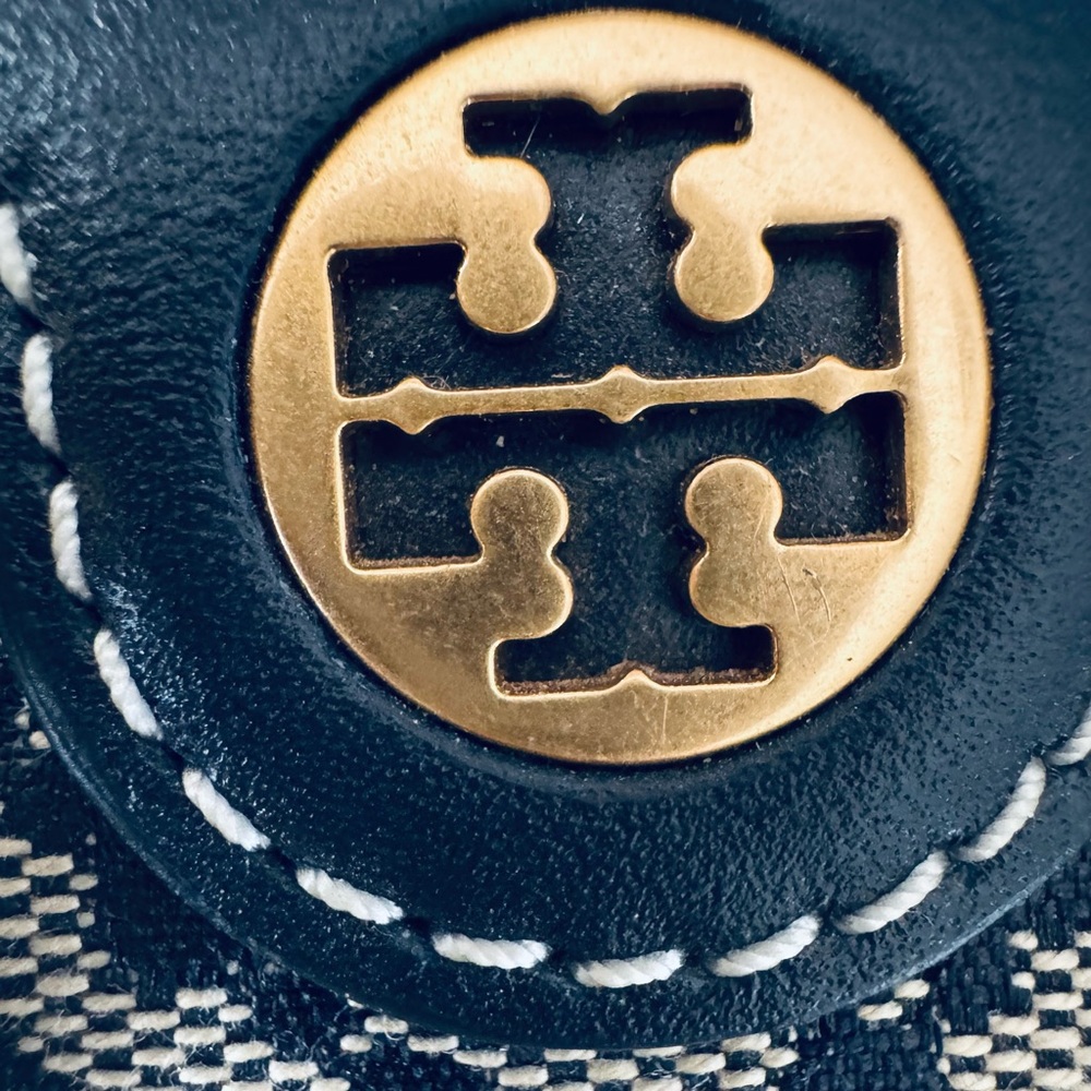 Tory Burch Petite T Monogram Barrel Bag. - Picture 10 of 11